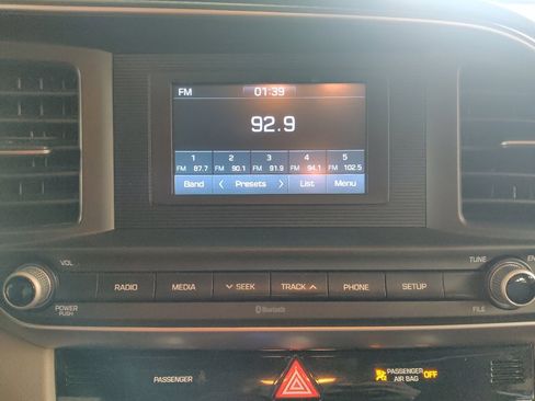 Used 2020 Hyundai Elantra SE FWD image 25