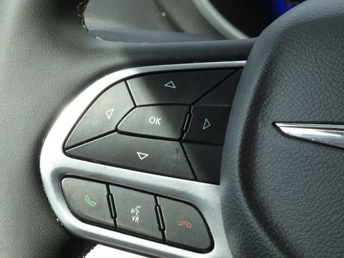 Used 2024 Chrysler Pacifica Touring-L FWD image 10