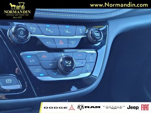 Used 2024 Chrysler Pacifica Limited FWD image 11
