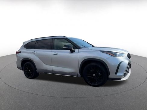Used 2025 Toyota Highlander XSE AWD/4WD image 2