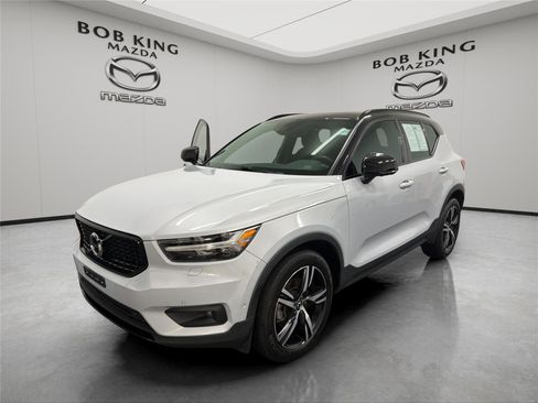 Used 2022 Volvo XC40 T5 R-Design AWD/4WD image 1