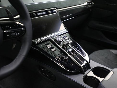 Used 2025 Aston Martin V8 Vantage Coupe image 22