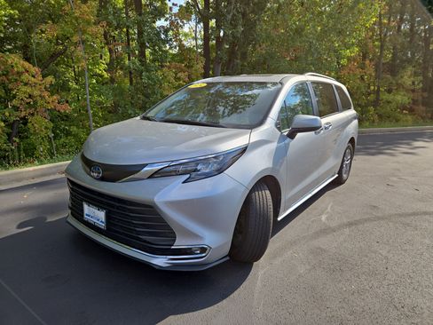 Used 2024 Toyota Sienna XLE image 4