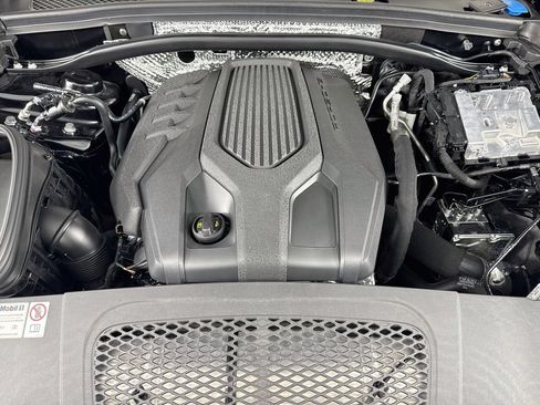 Certified 2024 Porsche Macan AWD/4WD image 32