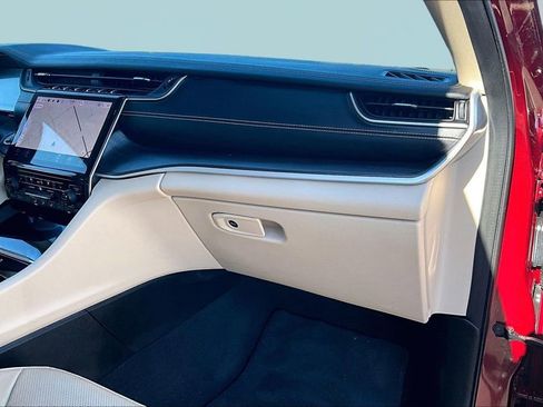 Used 2022 Jeep Grand Cherokee Limited w/ Luxury Tech Group II image 17