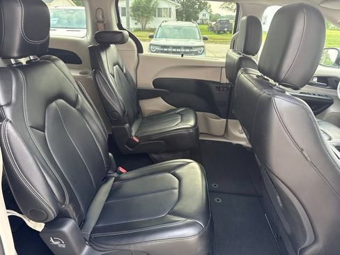 Used 2024 Chrysler Pacifica Touring-L FWD image 32
