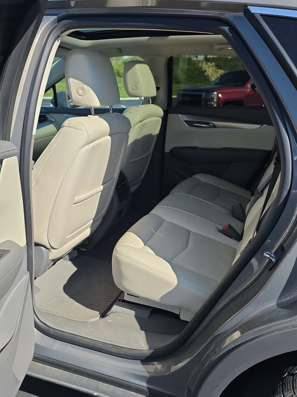 Used 2017 Cadillac XT5 Luxury w/ Driver Awareness Package AWD/4WD image 6