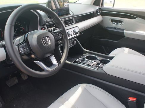 Used 2025 Honda Pilot Touring image 15