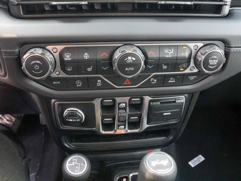 New 2026 Jeep Wrangler Unlimited Sahara AWD/4WD image 25