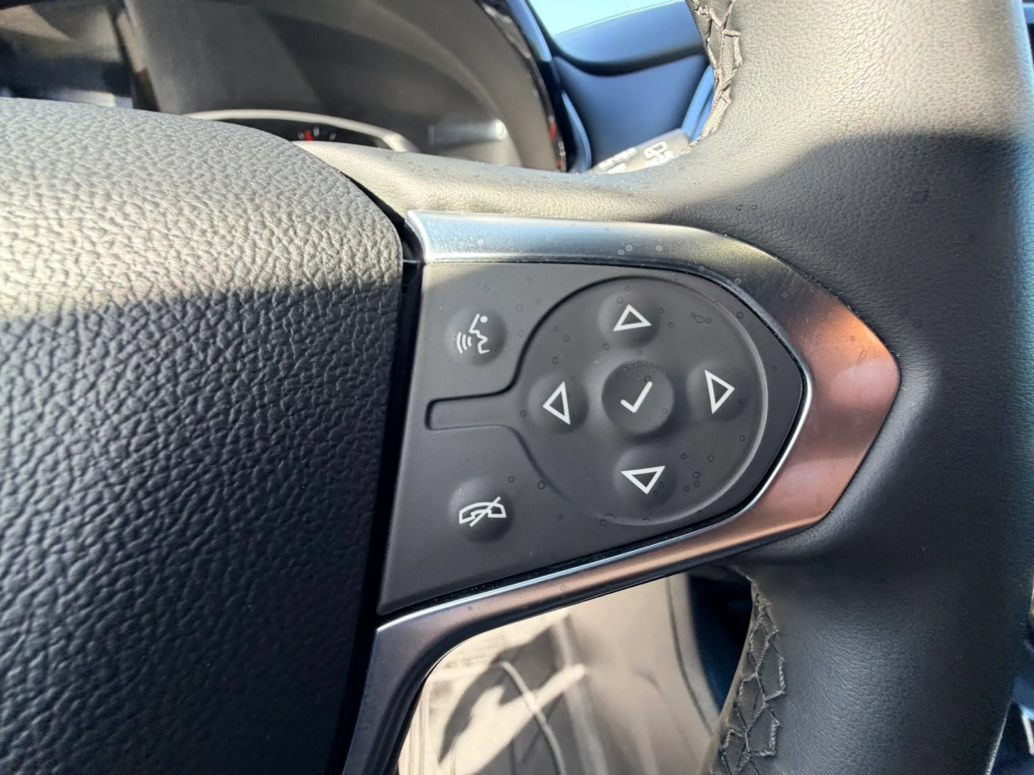 Used 2023 Chevrolet Traverse LT FWD image 16