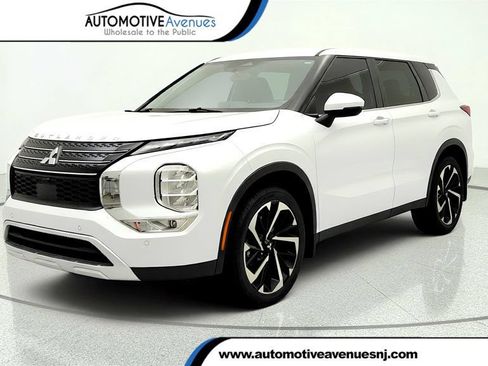 Used 2023 Mitsubishi Outlander SE FWD image 1