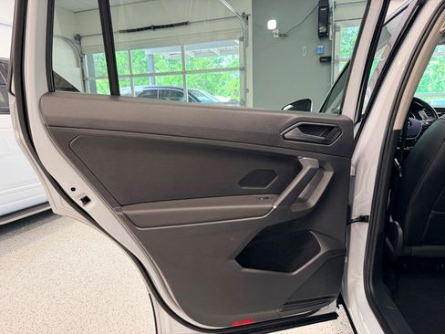 Used 2018 Volkswagen Tiguan SEL w/ 3rd Row Seat Package AWD/4WD image 19