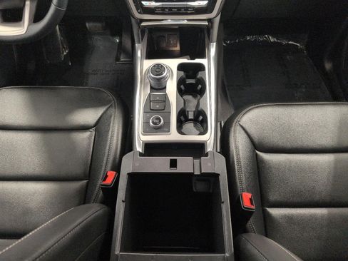 Used 2024 Ford Explorer XLT w/ Equipment Group 202A AWD/4WD image 18