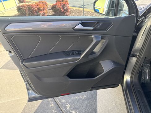 Used 2023 Volkswagen Tiguan SE image 14