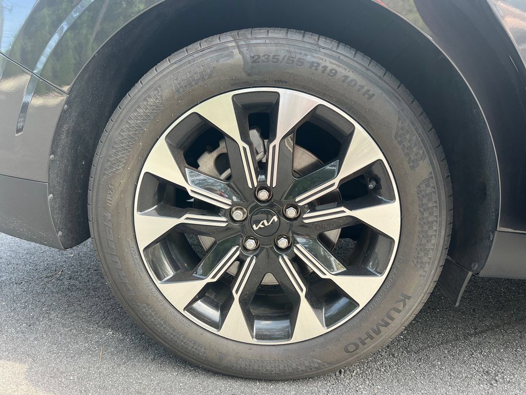 Used 2024 Kia Carnival EX FWD image 17