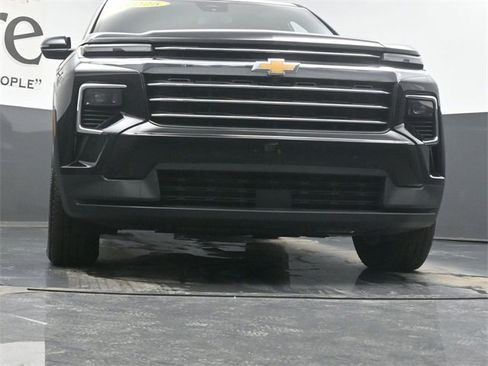 Used 2025 Chevrolet Traverse LT image 3