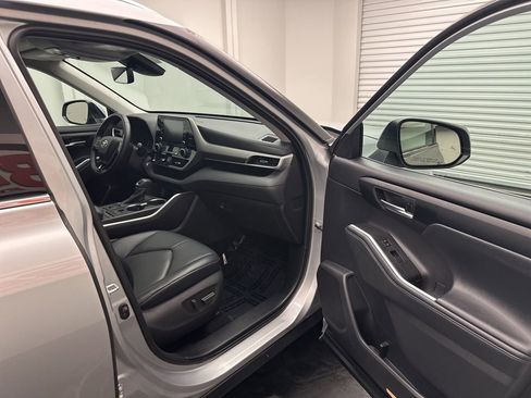 Used 2021 Toyota Highlander XLE AWD/4WD image 8