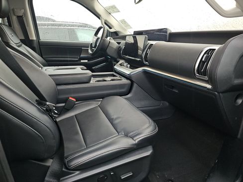 Used 2025 Ford Expedition Platinum image 14