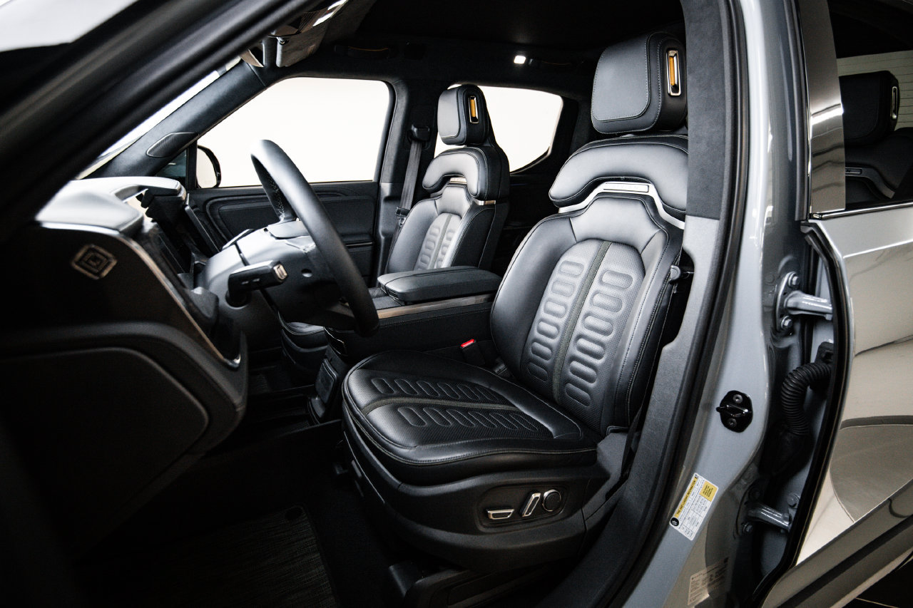 Used 2024 Rivian R1T Adventure Dual AWD/4WD image 5