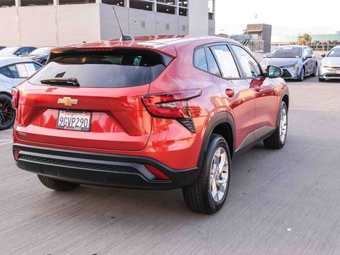 Used 2024 Chevrolet Trax LS w/ LS Convenience Package FWD image 4