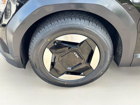 Used 2024 Kia EV9 Light Long Range RWD image 32