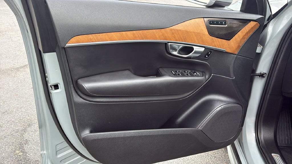 Certified 2025 Volvo XC90 T8 Plus AWD/4WD image 7