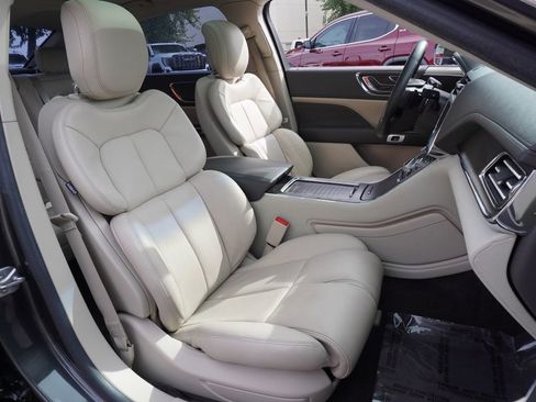 Used 2017 Lincoln Continental Select image 12