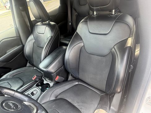 Used 2019 Jeep Cherokee Latitude Plus FWD image 13