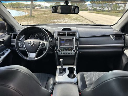 Used 2014 Toyota Camry SE w/ Moonroof Package image 16
