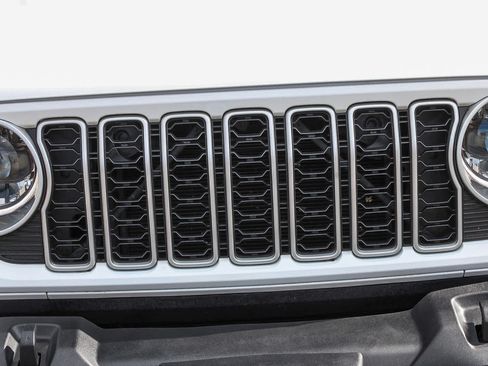 Used 2025 Jeep Wrangler Unlimited Sahara AWD/4WD image 5