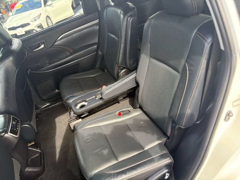 Used 2019 Toyota Highlander Limited AWD/4WD image 35