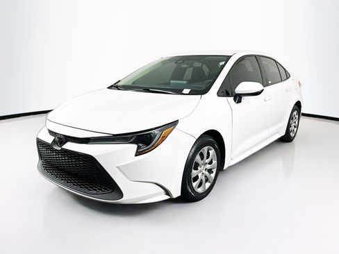 Used 2021 Toyota Corolla LE image 3
