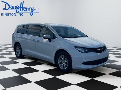Used 2023 Chrysler Voyager LX FWD image 7