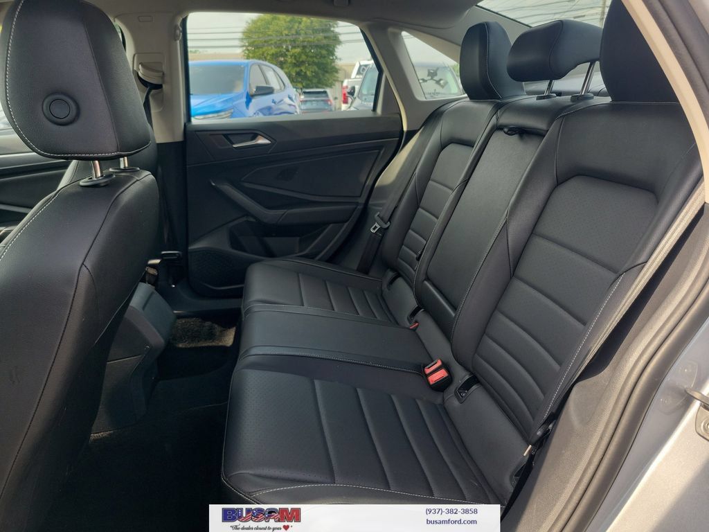 Used 2024 Volkswagen Jetta SE FWD image 9