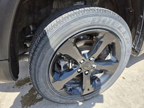 Used 2023 Jeep Grand Cherokee L Laredo image 28