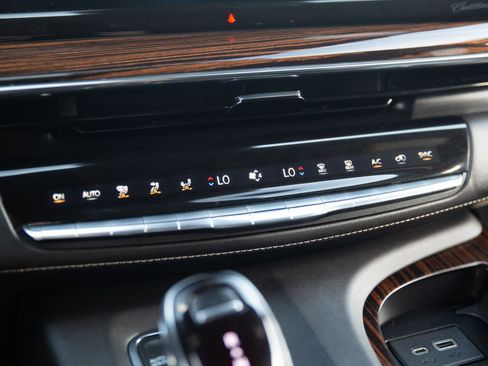 Used 2022 Cadillac Escalade Premium Luxury image 17