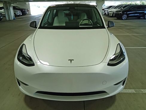 Used 2024 Tesla Model Y Long Range RWD image 2