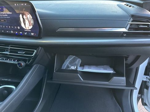 Used 2025 Chevrolet Traverse LT image 11