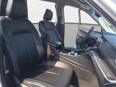Certified 2023 Jeep Grand Cherokee L Limited AWD/4WD image 11