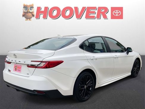Used 2025 Toyota Camry SE image 3
