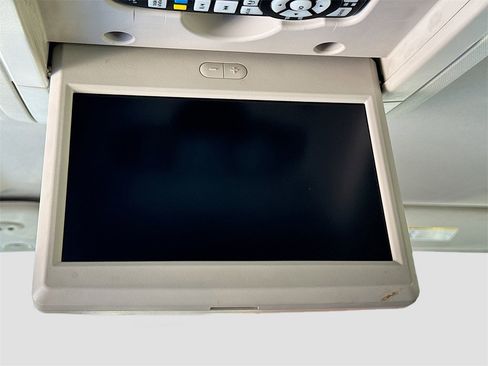 Used 2014 Chrysler Town & Country Touring image 19