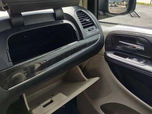 Used 2015 Chrysler Town & Country Touring w/ Driver Convenience Group image 28