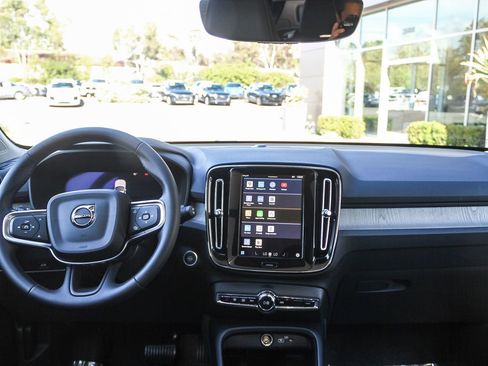 Used 2025 Volvo XC40 B5 Plus image 13