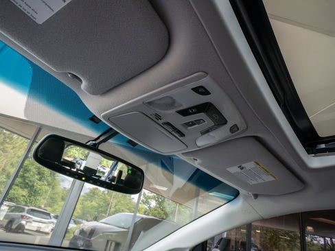 Used 2014 Toyota Sienna SE FWD image 15