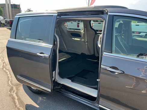 Used 2017 Chrysler Pacifica Touring-L FWD image 19