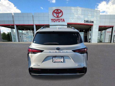 Used 2025 Toyota Sienna Platinum image 5
