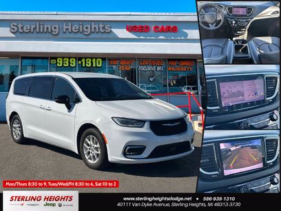 Used 2025 Chrysler Pacifica Select