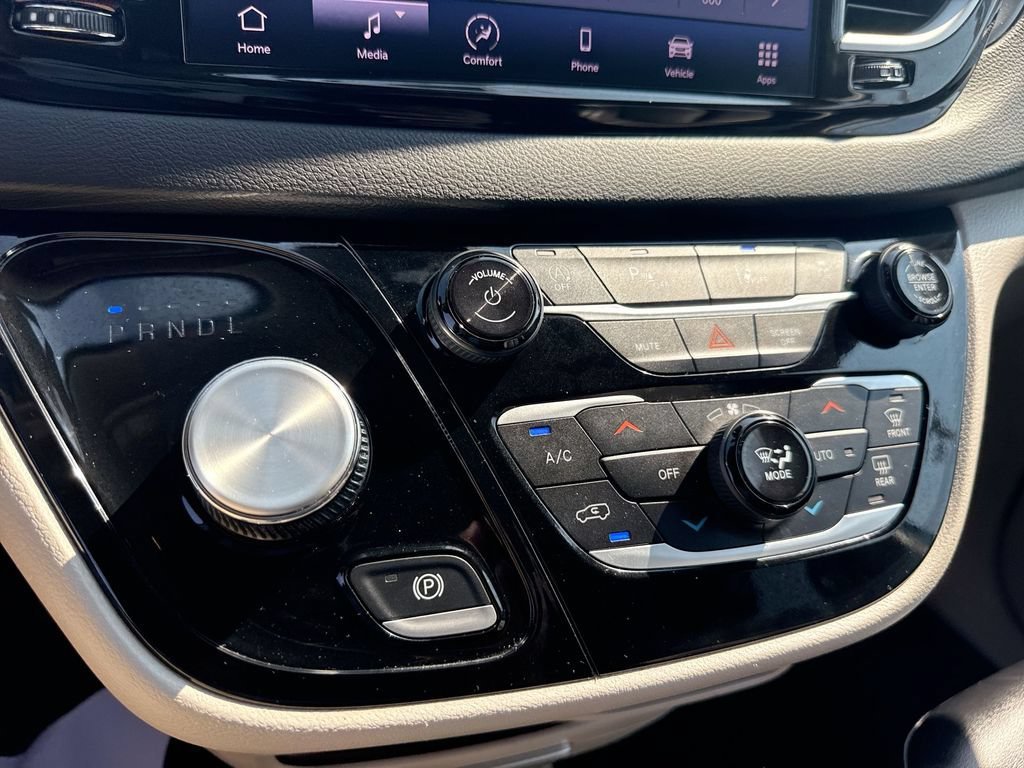 Used 2024 Chrysler Pacifica Touring-L FWD image 35