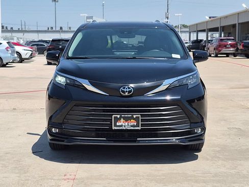 Certified 2026 Toyota Sienna XLE FWD image 9