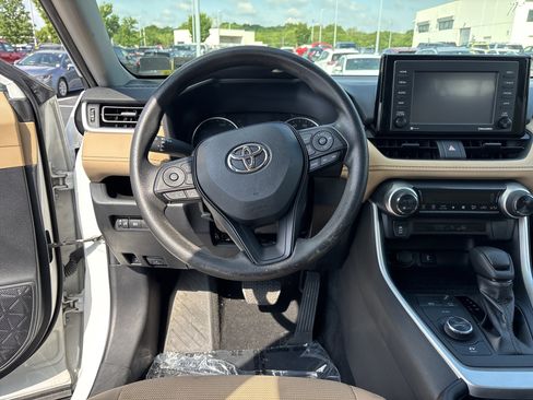 Used 2022 Toyota RAV4 LE AWD/4WD image 16